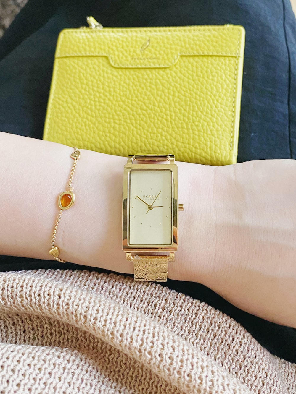 ホワイト系のシャツ/ブラウス、ブラック系のスカート、ブラック系のショルダーバッグを着用したレディースの秋コーディネートの4枚目の写真