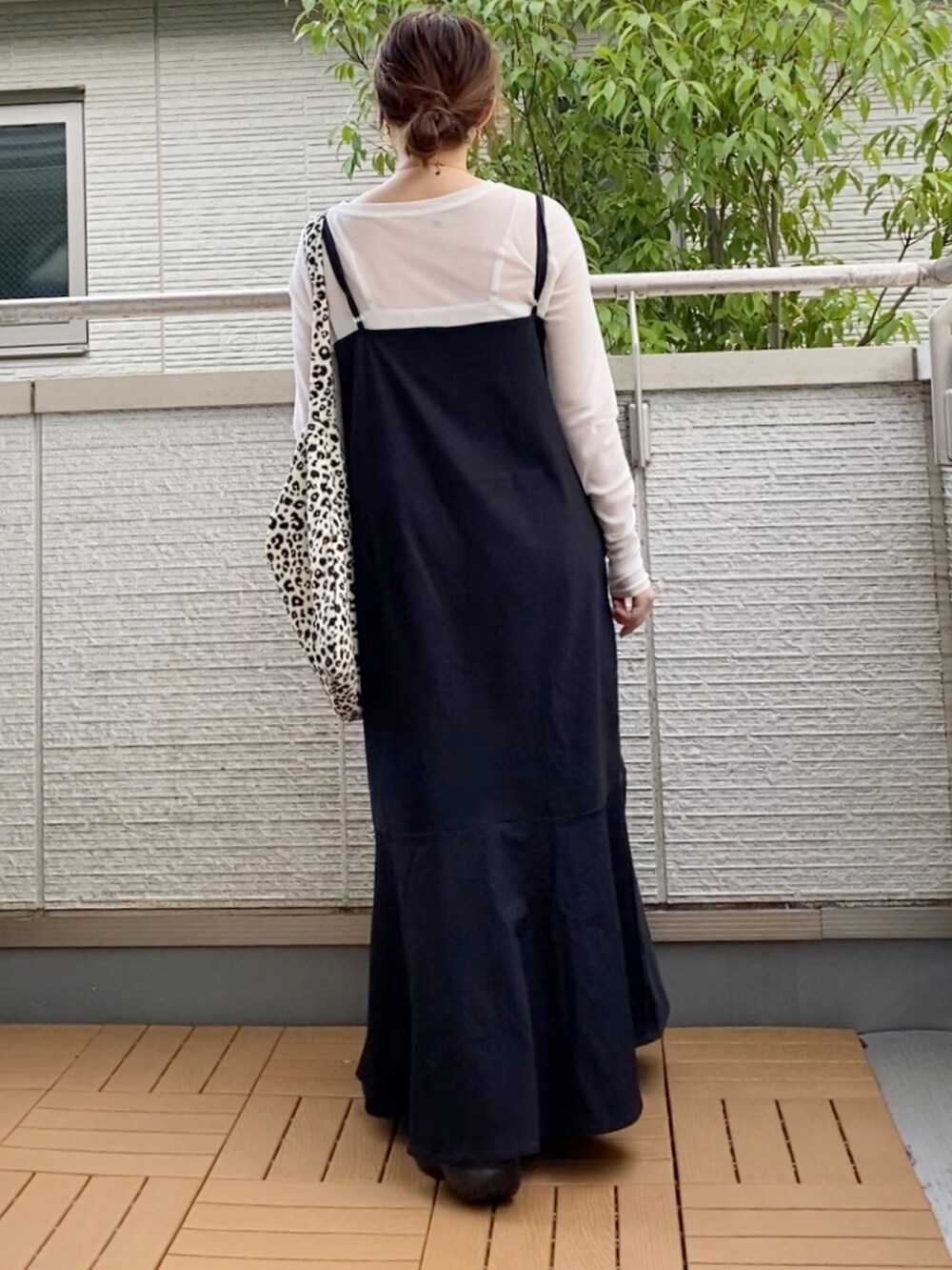 ホワイト系のTシャツ/カットソー、ブラック系のワンピース、ホワイト系のトートバッグを着用したレディースの夏コーディネートの2枚目の写真
