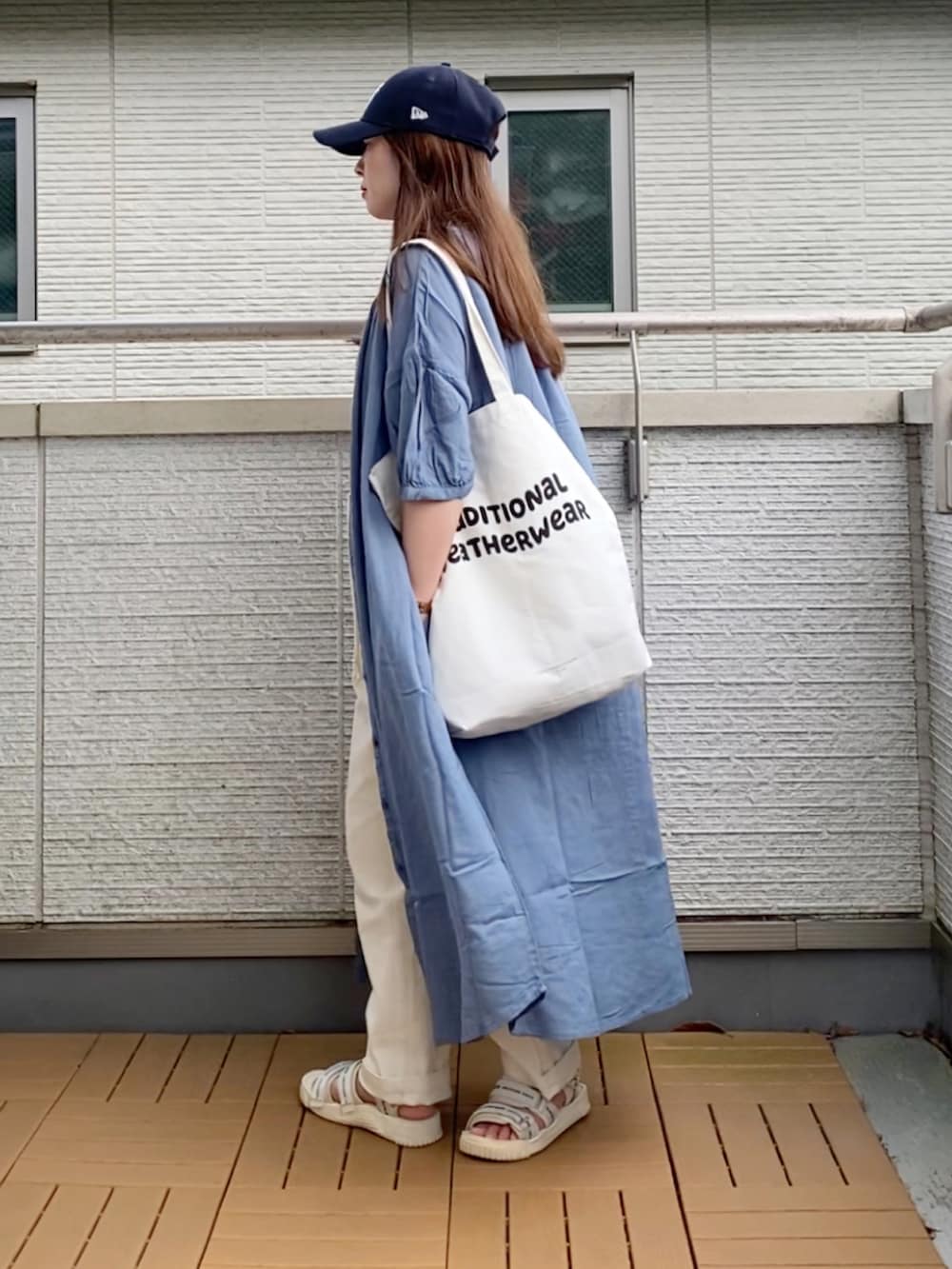 ブルー系のワンピース、ホワイト系のキャミソール、ホワイト系のその他パンツを着用したレディースの夏コーディネートの2枚目の写真