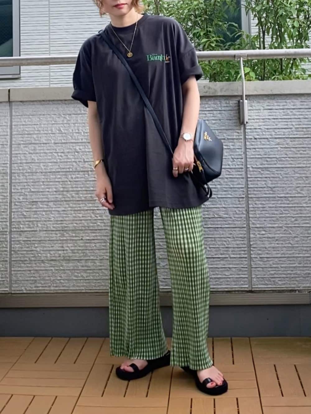 グレー系のTシャツ/カットソー、グリーン系のその他パンツ、ブラック系のサンダルを着用したレディースの夏コーディネートの2枚目の写真