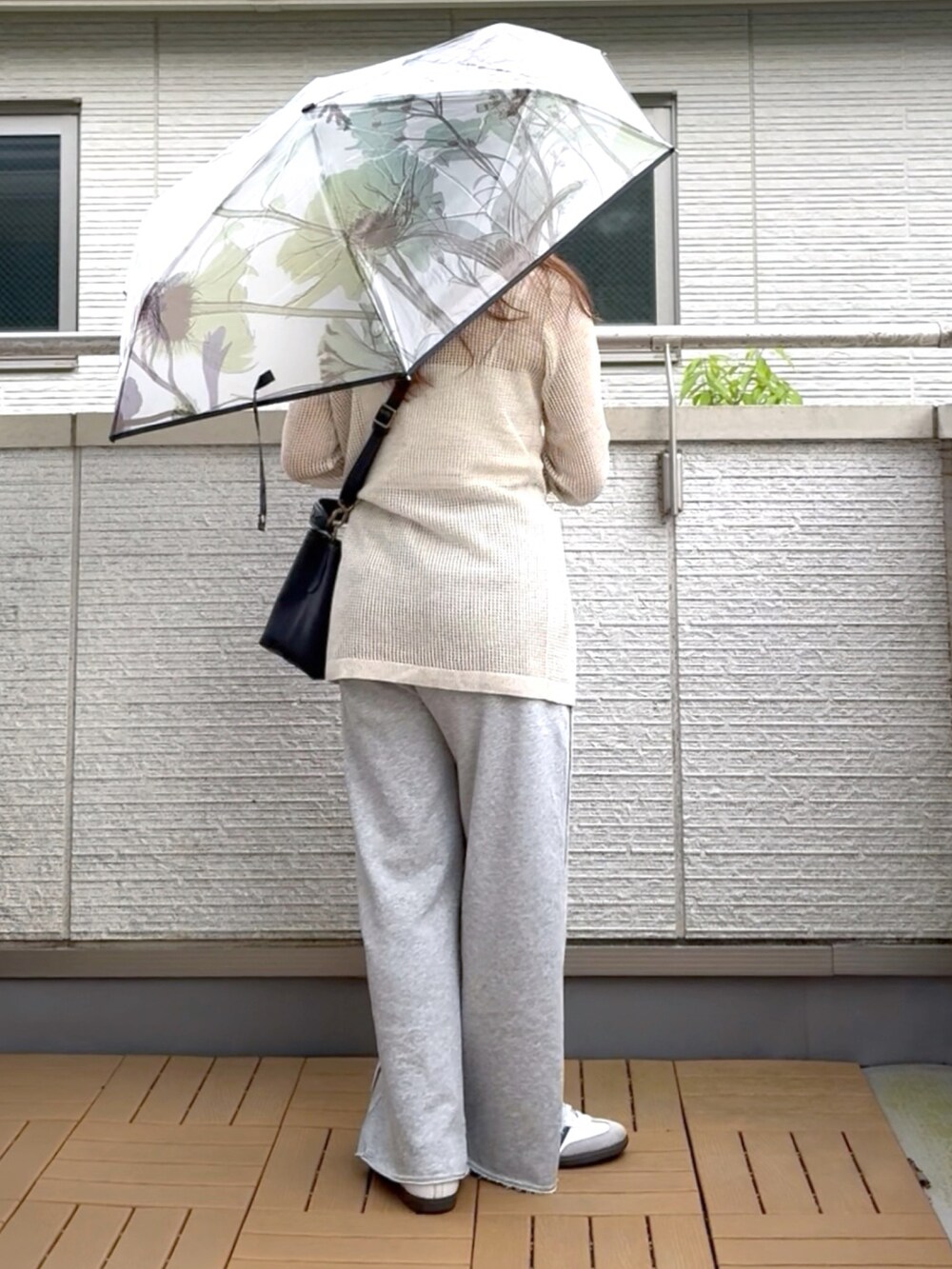 ベージュ系のカーディガン/ボレロ、ブラック系のショルダーバッグ、グレー系のスウェットパンツを着用したレディースの春コーディネートの3枚目の写真