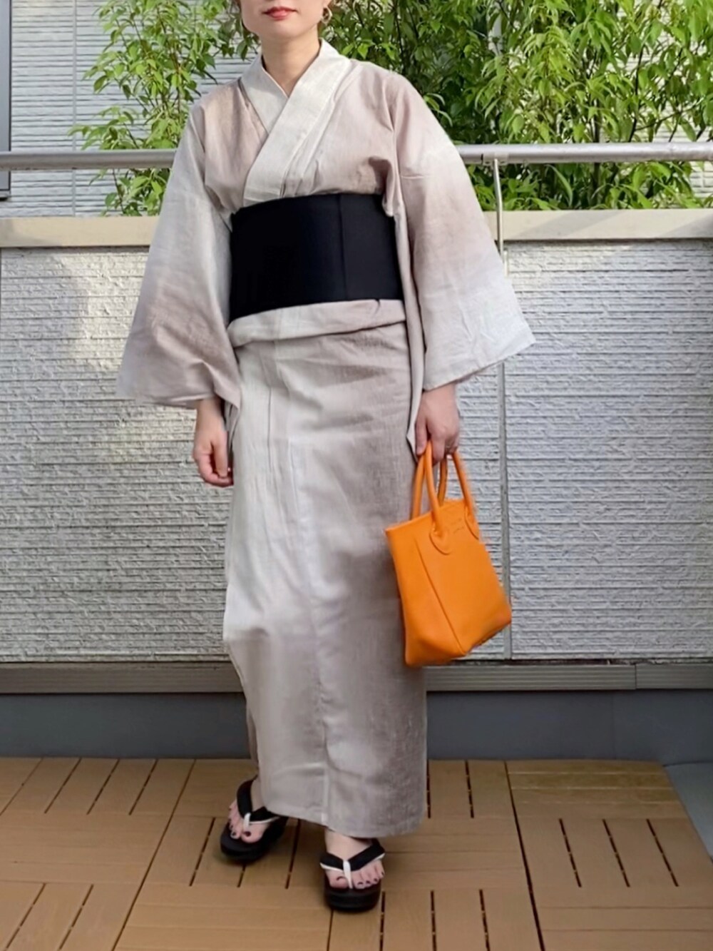 オレンジ系のトートバッグ、その他の浴衣を着用したレディースの夏コーディネートの3枚目の写真