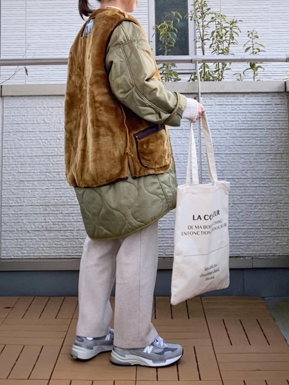 ブラウン系のその他アウター、グリーン系のモッズコート、ホワイト系のニット/セーターを着用したレディースの冬コーディネートの2枚目の写真