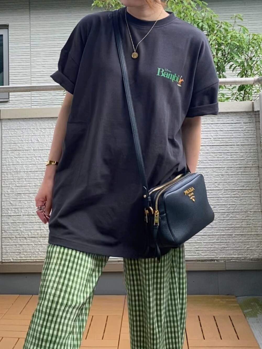 グレー系のTシャツ/カットソー、グリーン系のその他パンツ、ブラック系のサンダルを着用したレディースの夏コーディネートの4枚目の写真