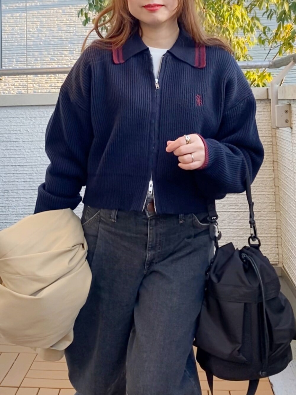 「ニット、デニム、スニーカー、大人カジュアル、低身長、休日スタイル」｜「tiptopの【3色展開】ライン衿ジップブルゾン（ニット/セーター、ブルー系）」を使った、Kay-teeeさん（レディース・150cm）の冬コーディネートの3枚目の写真