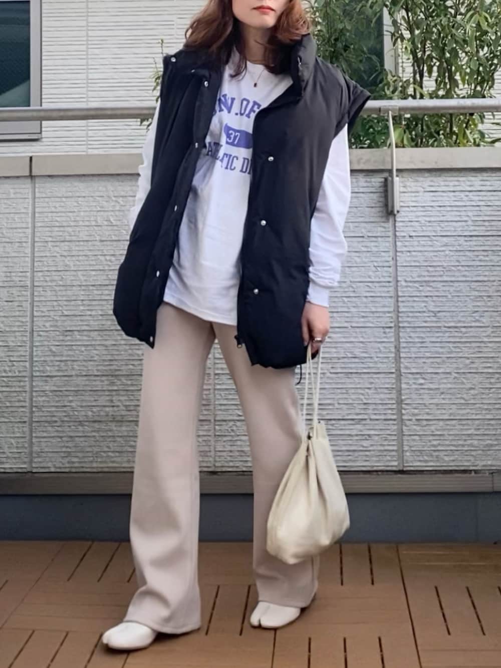 ブラック系のダウンジャケット/コート、ベージュ系のスウェット、ベージュ系のその他パンツを着用したレディースの秋コーディネートの2枚目の写真