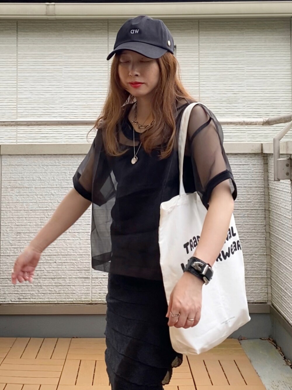 ブラック系のTシャツ/カットソー、ブラック系のキャミソール、ブラック系のスカートを着用したレディースの夏コーディネートの4枚目の写真