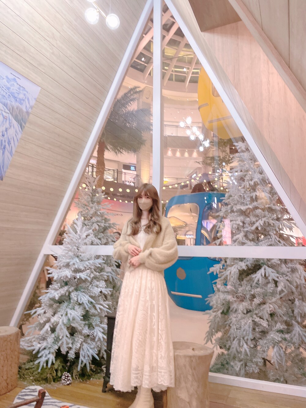 ベージュ系のスカートを着用したレディースの冬コーディネートの2枚目の写真