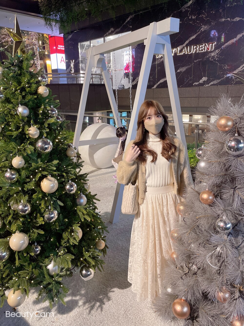 ベージュ系のスカートを着用したレディースの冬コーディネートの4枚目の写真