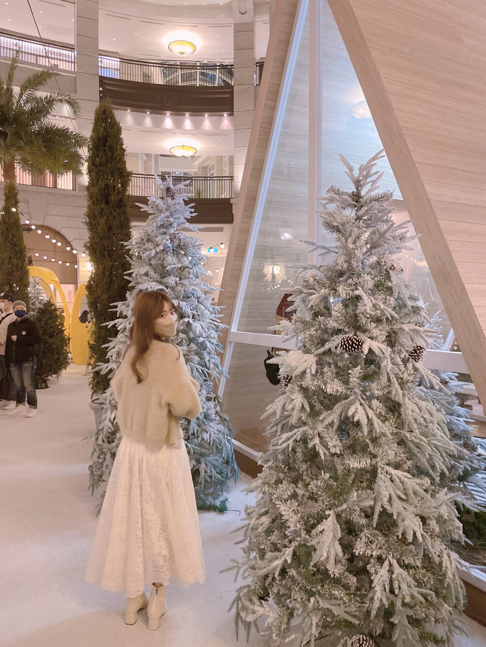 ベージュ系のスカートを着用したレディースの冬コーディネートの3枚目の写真