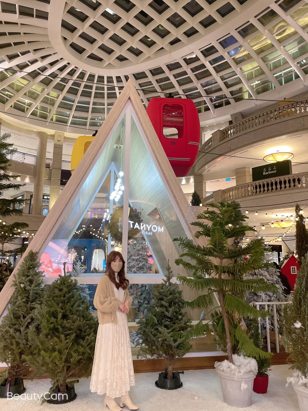 ベージュ系のスカートを着用したレディースの冬コーディネートの5枚目の写真