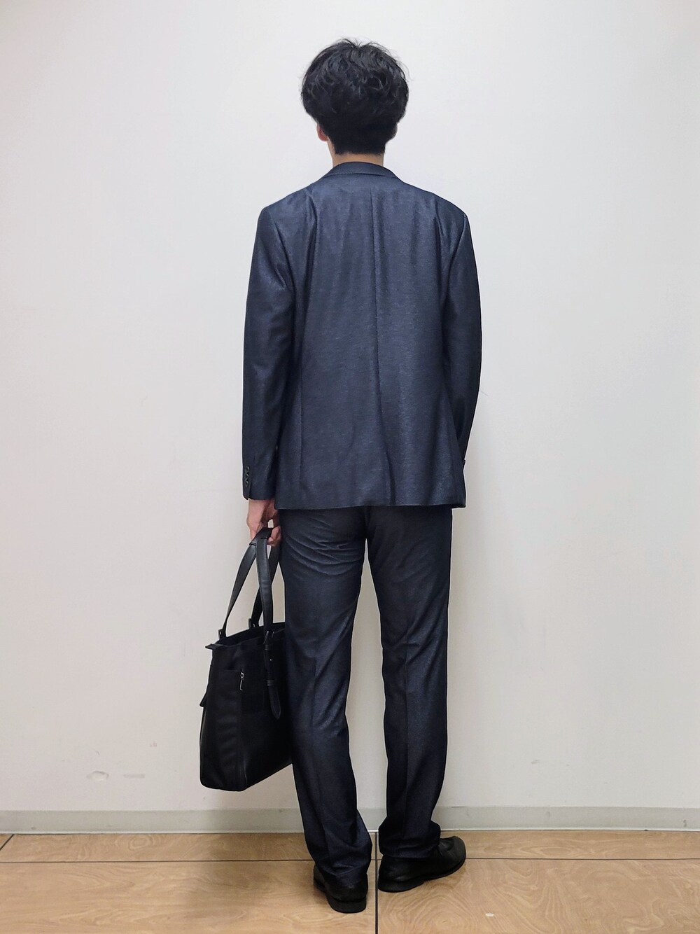 ブルー系のテーラードジャケット、ブルー系のスラックス、グレー系のTシャツ/カットソーを着用したメンズの秋コーディネートの3枚目の写真