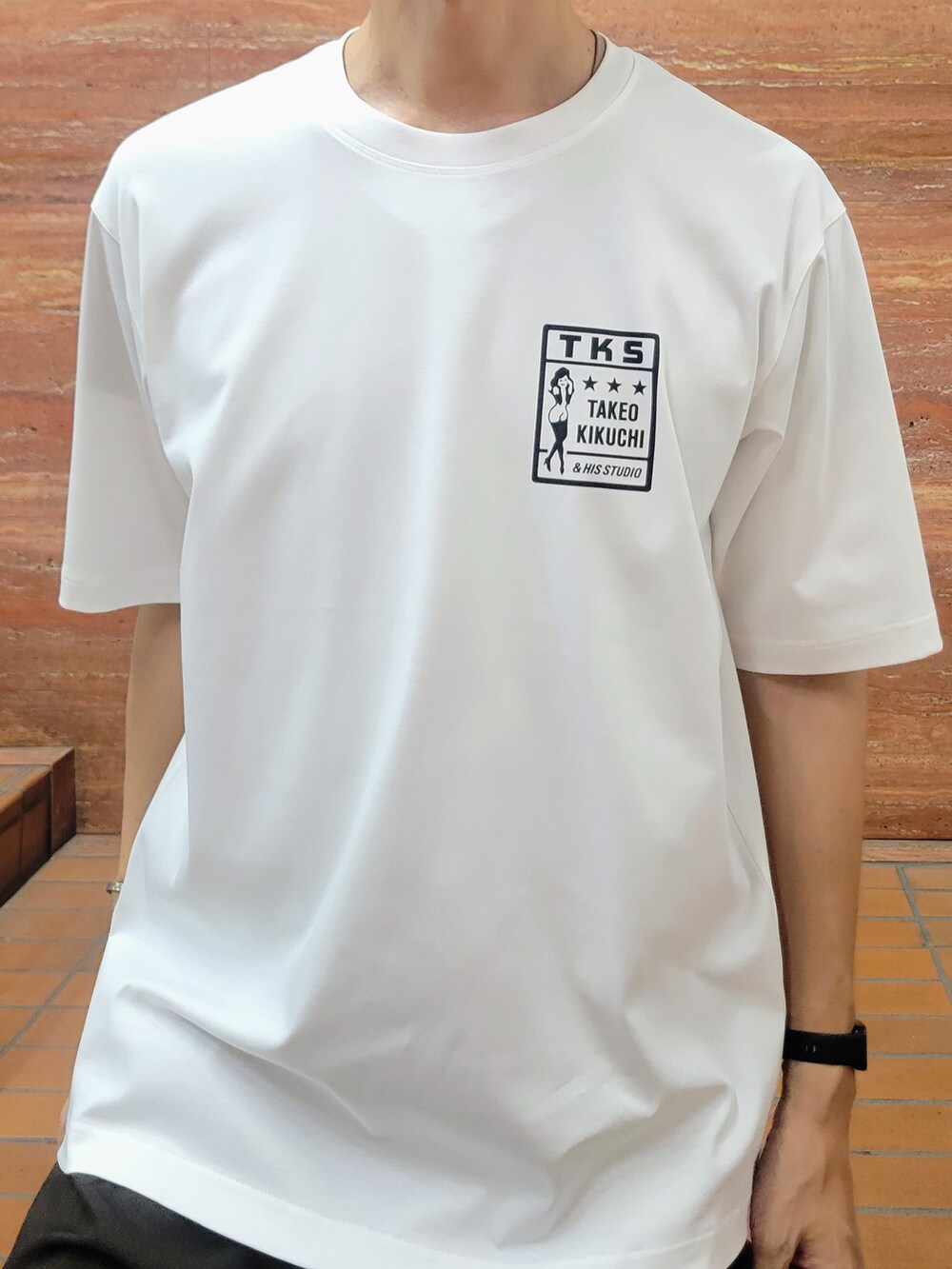 ホワイト系のTシャツ/カットソー、その他のサングラスを着用したメンズの夏コーディネートの10枚目の写真
