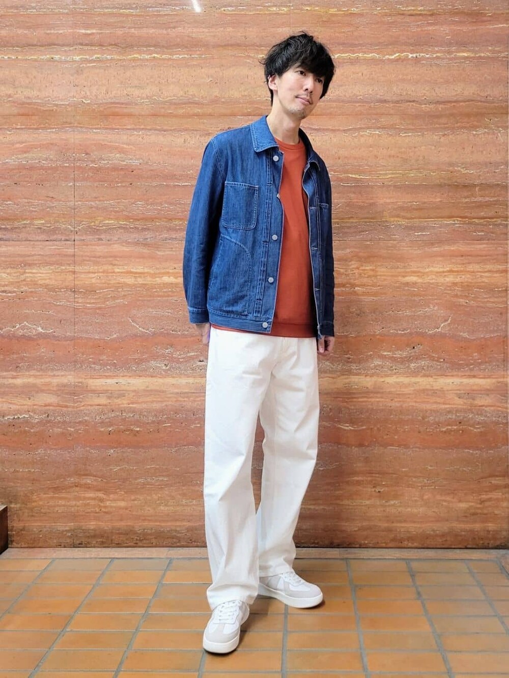 ブルー系のデニムジャケット、ホワイト系のTシャツ/カットソー、レッド系のTシャツ/カットソーを着用したメンズの春コーディネートの6枚目の写真