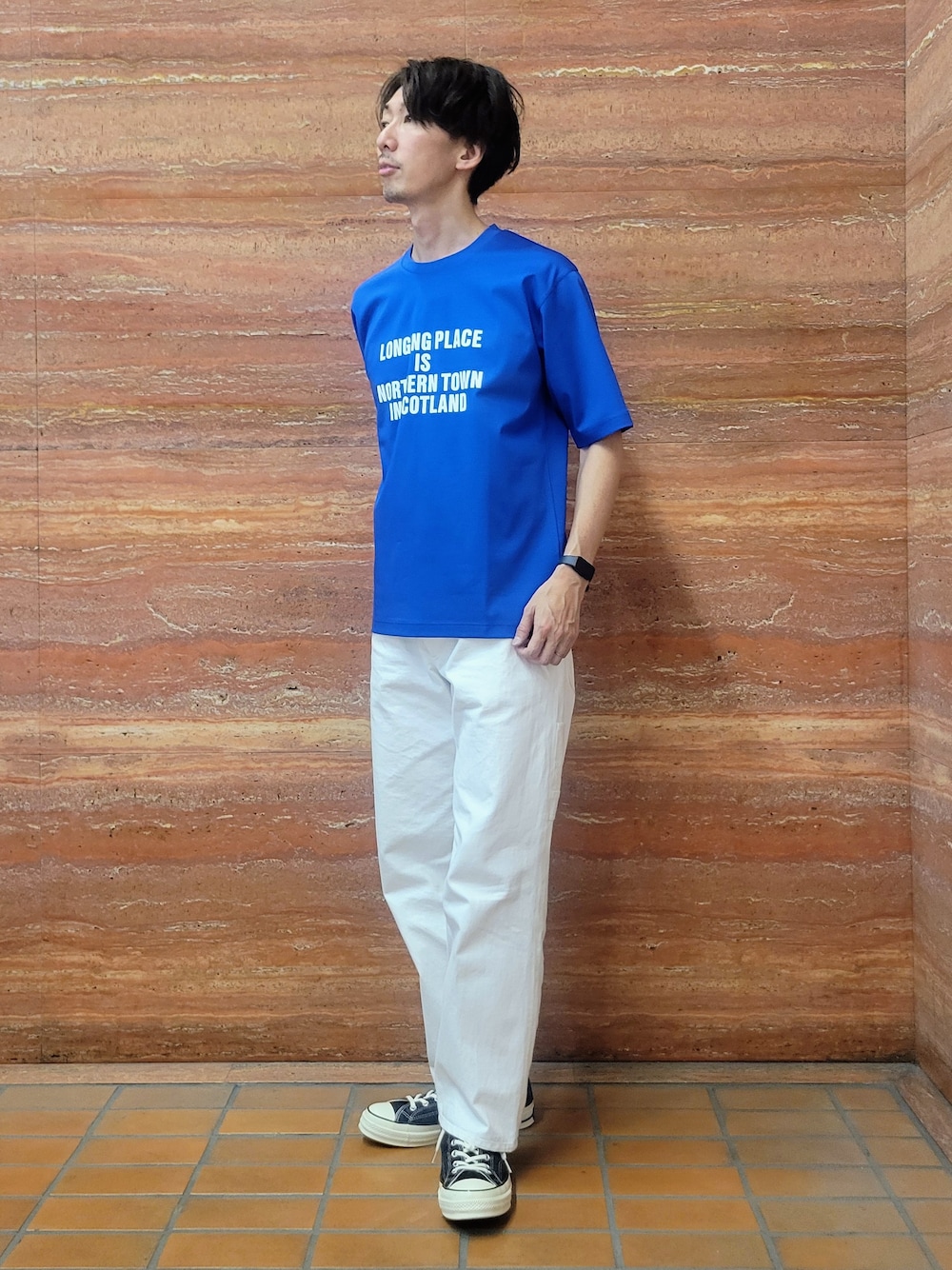 ブルー系のTシャツ/カットソー、ホワイト系のデニムパンツを着用したメンズの春コーディネートの2枚目の写真