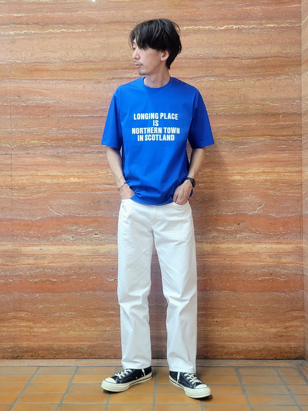 ブルー系のTシャツ/カットソー、ホワイト系のデニムパンツを着用したメンズの春コーディネートの8枚目の写真