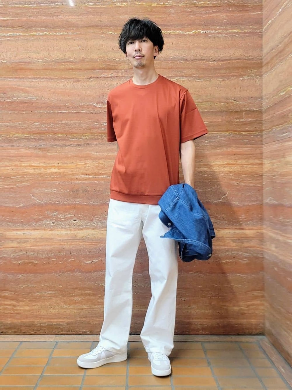ブルー系のデニムジャケット、ホワイト系のTシャツ/カットソー、レッド系のTシャツ/カットソーを着用したメンズの春コーディネートの8枚目の写真
