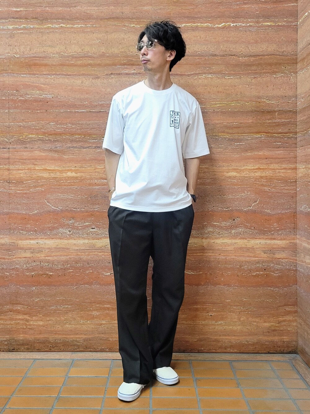 ホワイト系のTシャツ/カットソー、その他のサングラスを着用したメンズの夏コーディネートの8枚目の写真