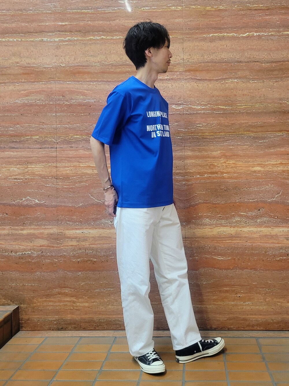 ブルー系のTシャツ/カットソー、ホワイト系のデニムパンツを着用したメンズの春コーディネートの6枚目の写真