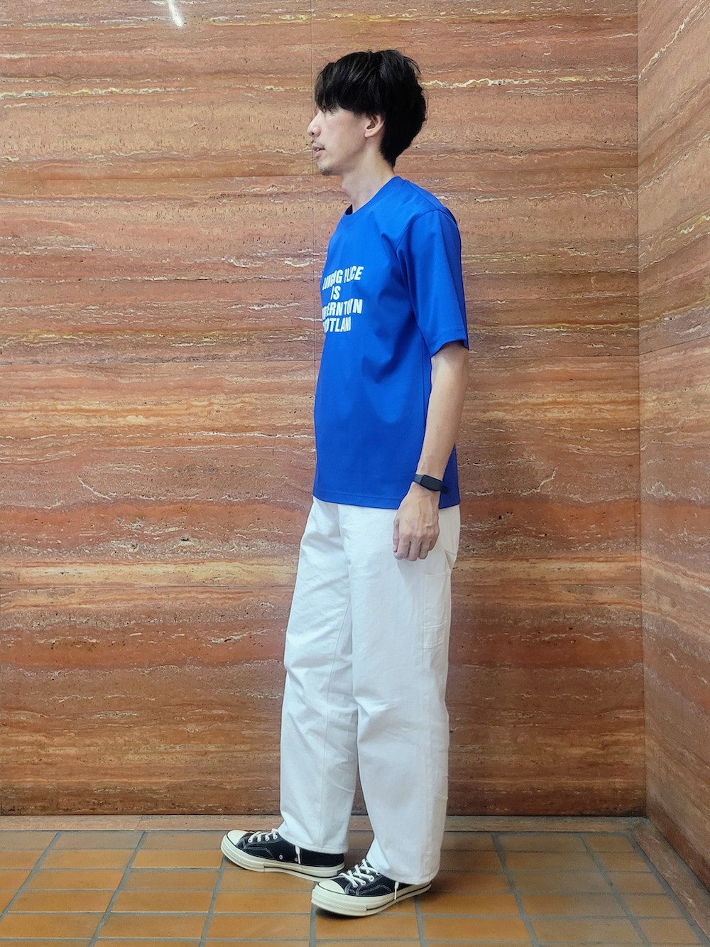 ブルー系のTシャツ/カットソー、ホワイト系のデニムパンツを着用したメンズの春コーディネートの3枚目の写真