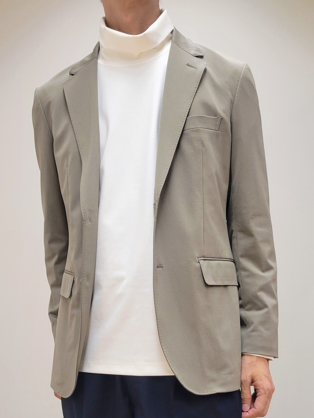 ベージュ系のテーラードジャケット、ホワイト系のTシャツ/カットソーを着用したメンズの秋コーディネートの7枚目の写真