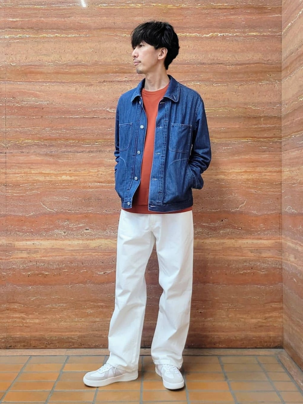 ブルー系のデニムジャケット、ホワイト系のTシャツ/カットソー、レッド系のTシャツ/カットソーを着用したメンズの春コーディネートの7枚目の写真