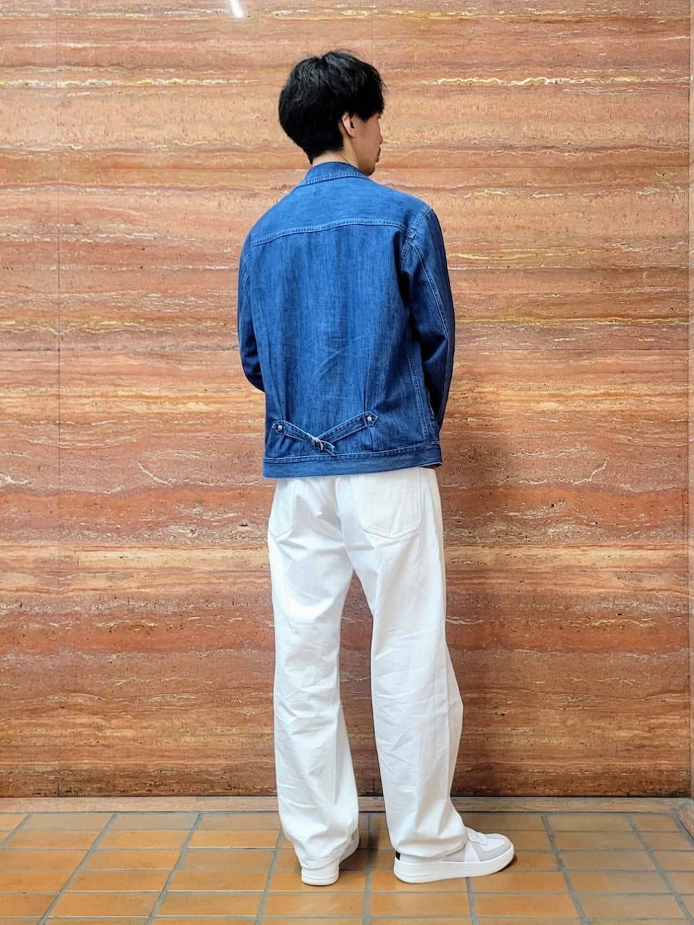 ブルー系のデニムジャケット、ホワイト系のTシャツ/カットソー、レッド系のTシャツ/カットソーを着用したメンズの春コーディネートの4枚目の写真