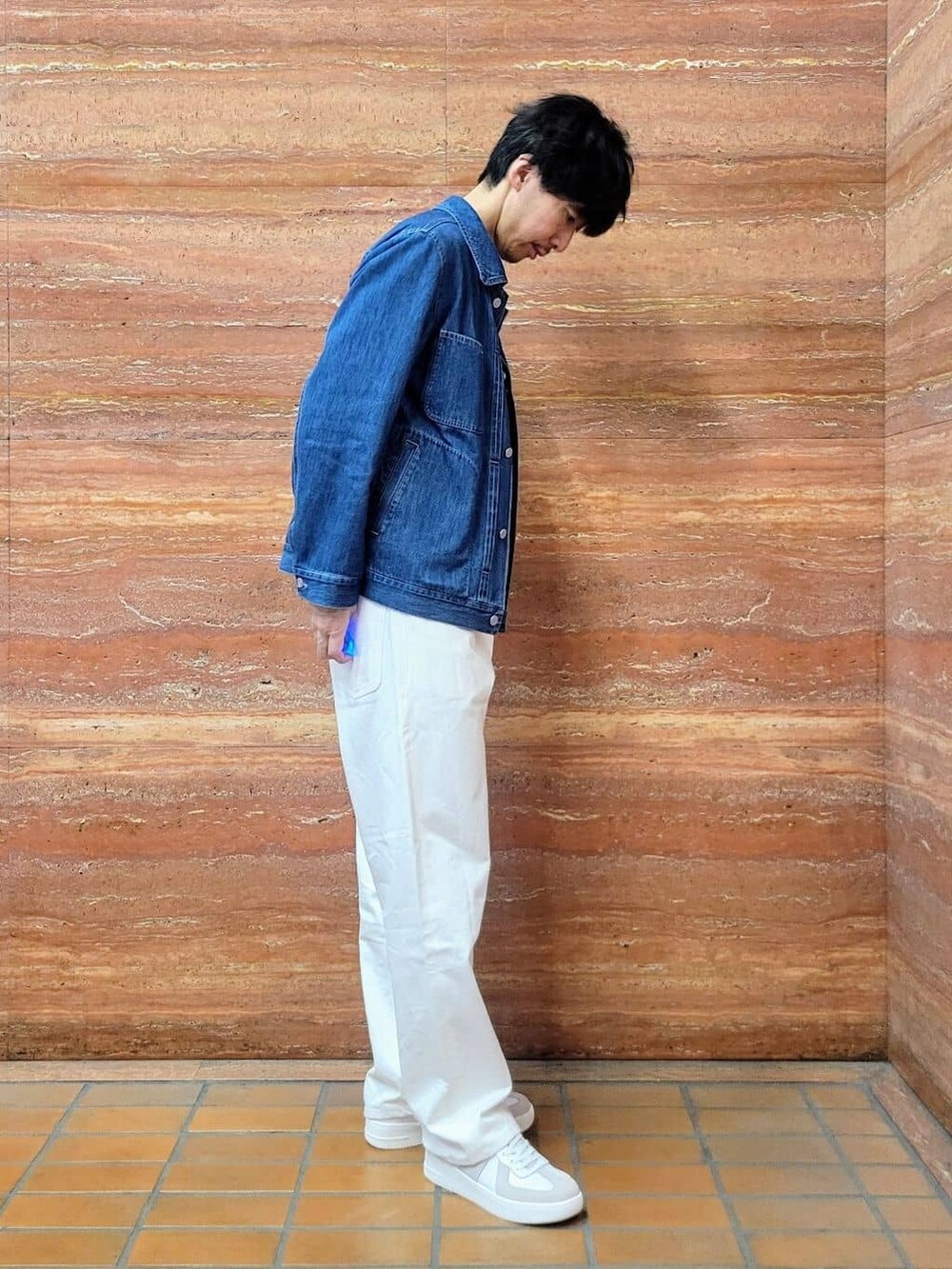 ブルー系のデニムジャケット、ホワイト系のTシャツ/カットソー、レッド系のTシャツ/カットソーを着用したメンズの春コーディネートの5枚目の写真