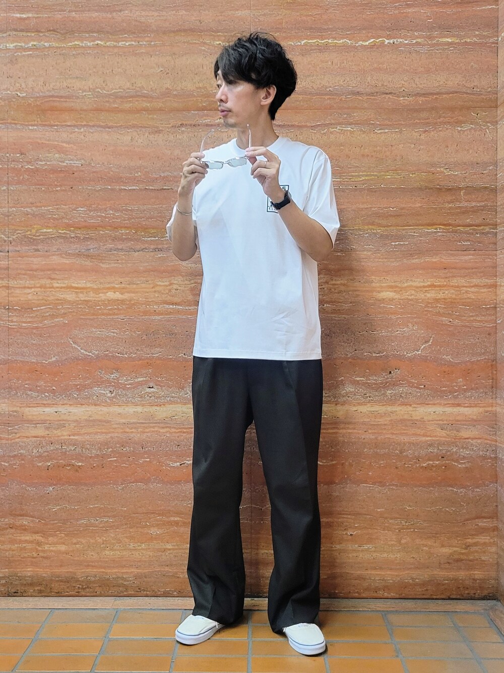 ホワイト系のTシャツ/カットソー、その他のサングラスを着用したメンズの夏コーディネートの9枚目の写真