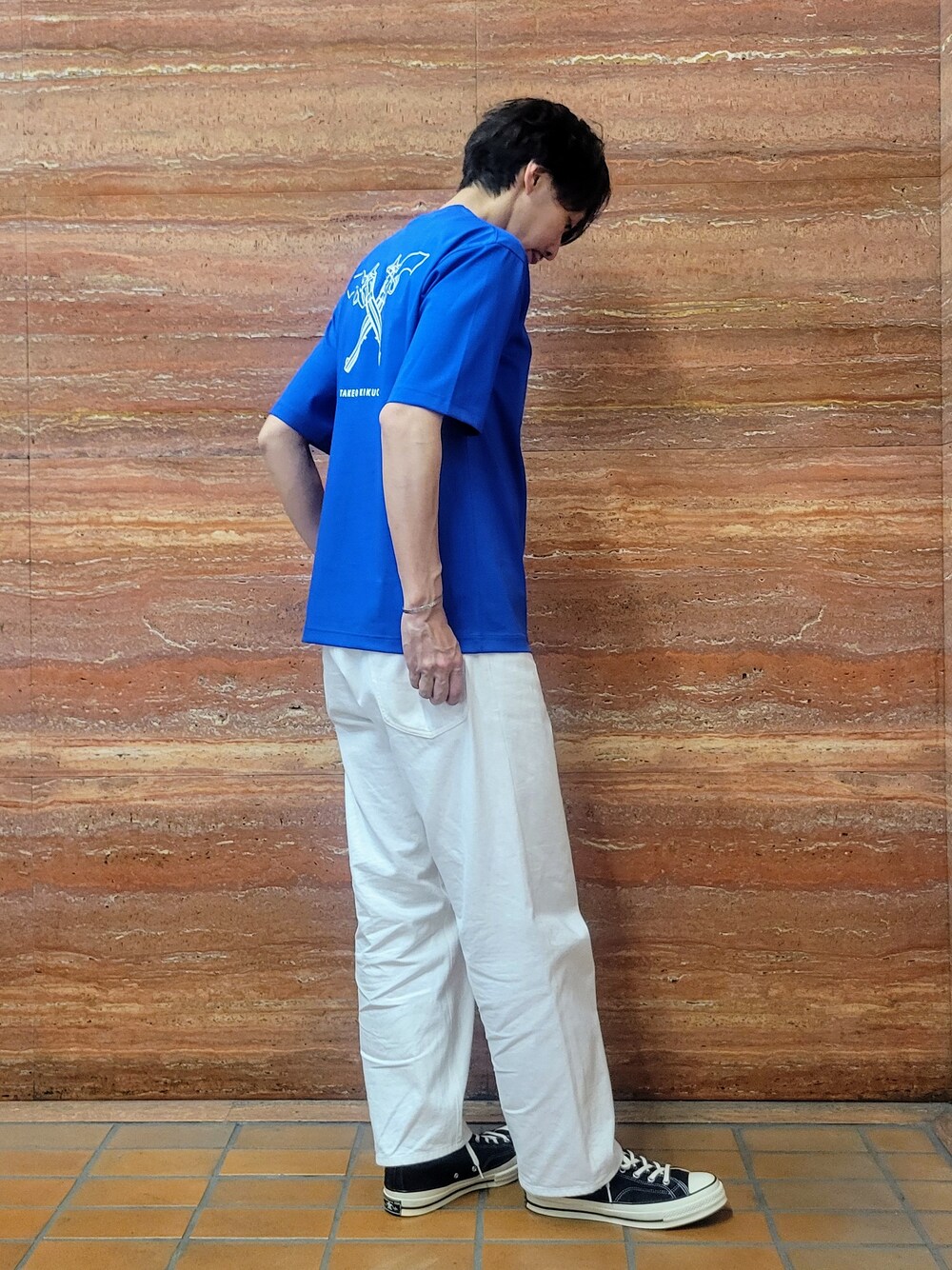 ブルー系のTシャツ/カットソー、ホワイト系のデニムパンツを着用したメンズの春コーディネートの5枚目の写真
