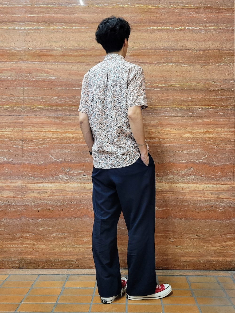 レッド系のシャツ/ブラウス、レッド系のキーケース/キーアクセサリーを着用したメンズの夏コーディネートの4枚目の写真