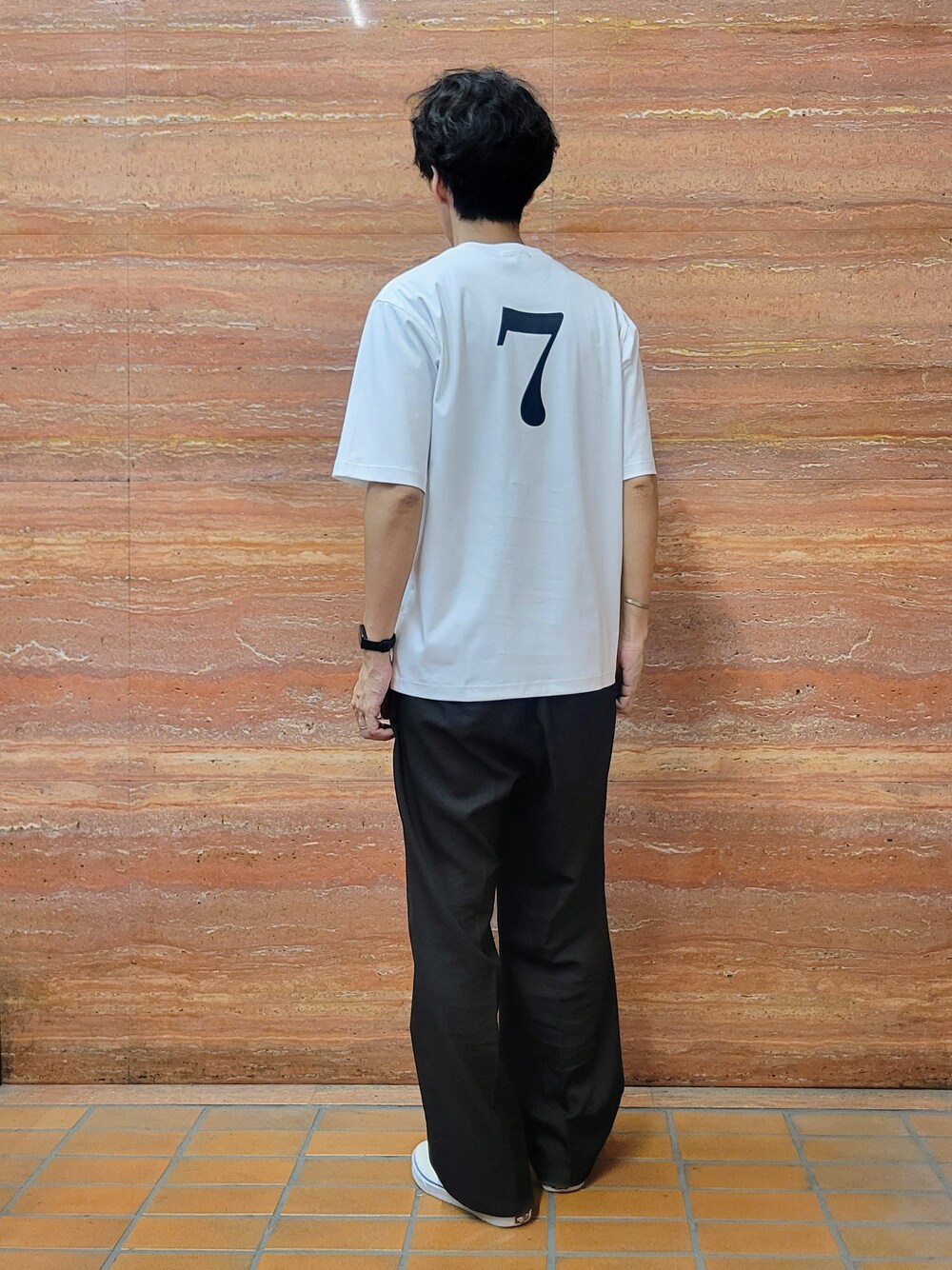 ホワイト系のTシャツ/カットソー、その他のサングラスを着用したメンズの夏コーディネートの3枚目の写真