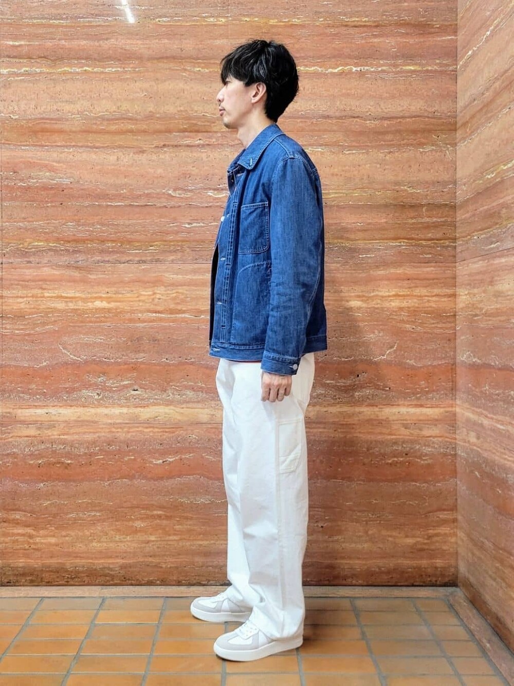 ブルー系のデニムジャケット、ホワイト系のTシャツ/カットソー、レッド系のTシャツ/カットソーを着用したメンズの春コーディネートの2枚目の写真
