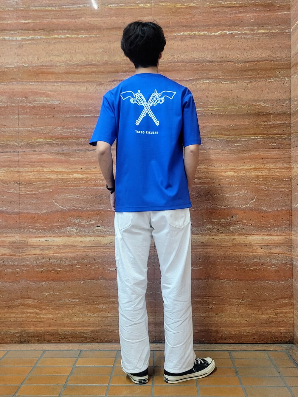 ブルー系のTシャツ/カットソー、ホワイト系のデニムパンツを着用したメンズの春コーディネートの4枚目の写真