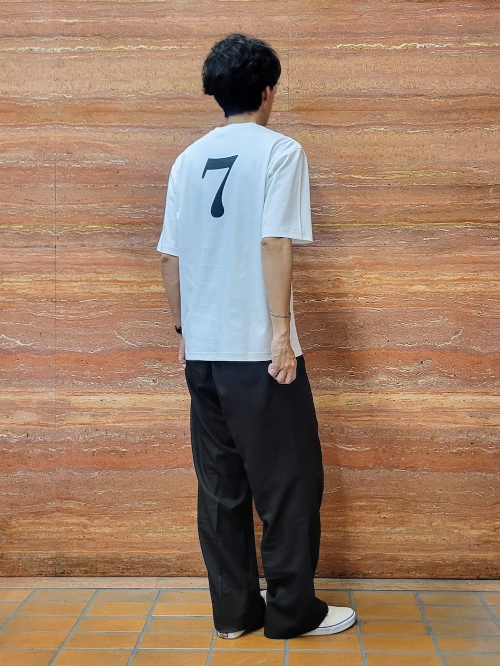 ホワイト系のTシャツ/カットソー、その他のサングラスを着用したメンズの夏コーディネートの5枚目の写真