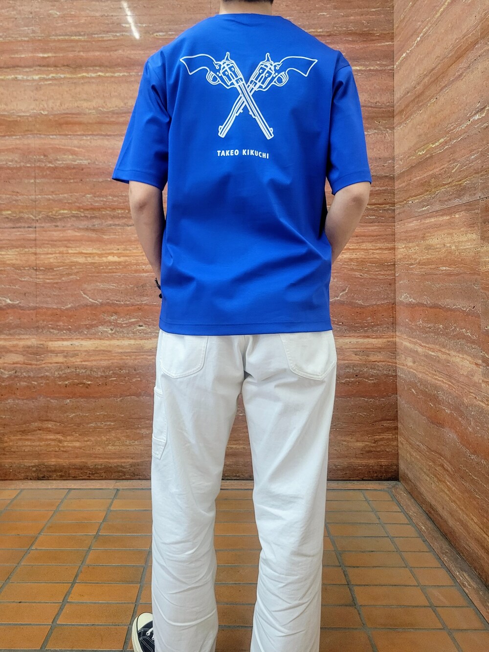 ブルー系のTシャツ/カットソー、ホワイト系のデニムパンツを着用したメンズの春コーディネートの10枚目の写真