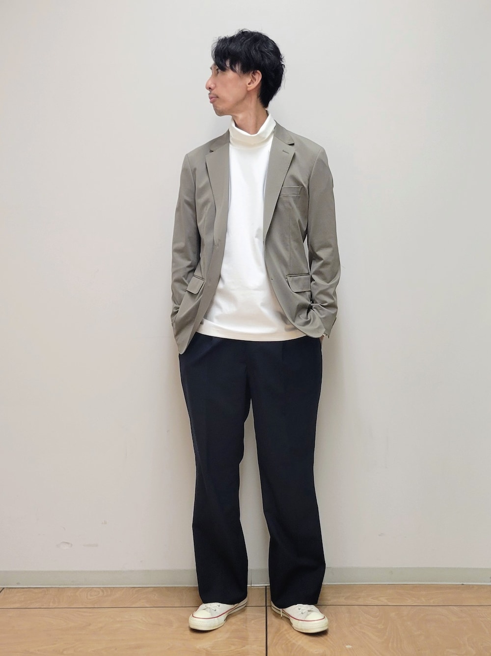 ベージュ系のテーラードジャケット、ホワイト系のTシャツ/カットソーを着用したメンズの秋コーディネートの6枚目の写真