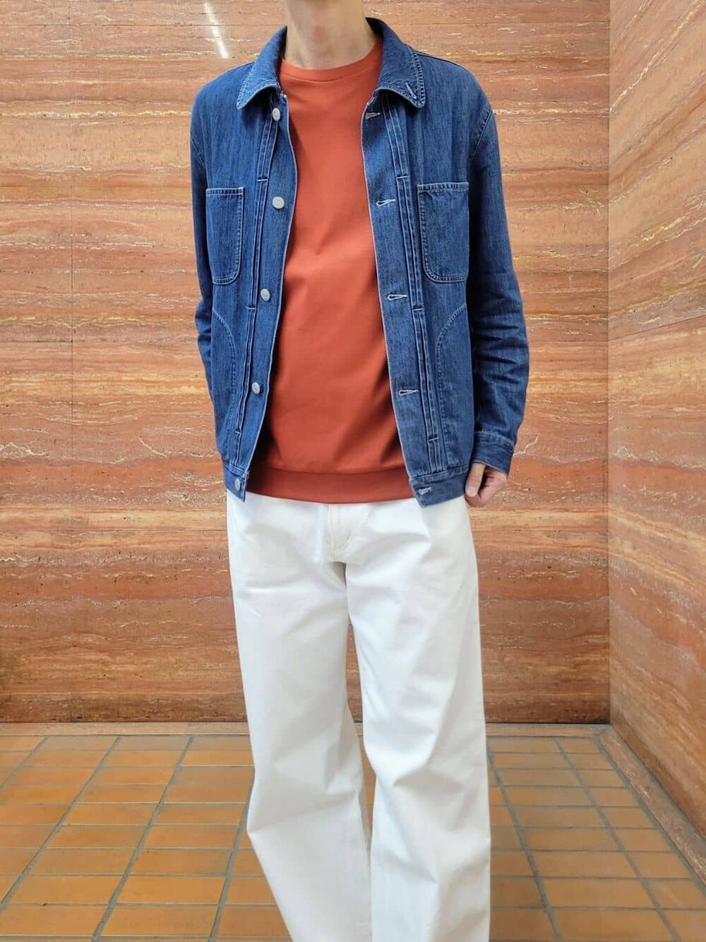 ブルー系のデニムジャケット、ホワイト系のTシャツ/カットソー、レッド系のTシャツ/カットソーを着用したメンズの春コーディネートの9枚目の写真