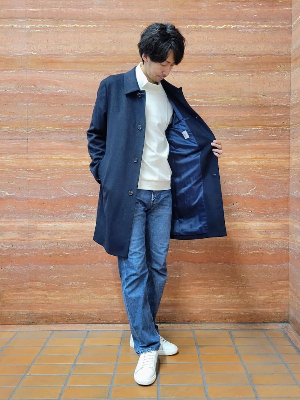 ブルー系のステンカラーコート、ホワイト系のTシャツ/カットソー、ブルー系のデニムパンツを着用したメンズの冬コーディネートの7枚目の写真