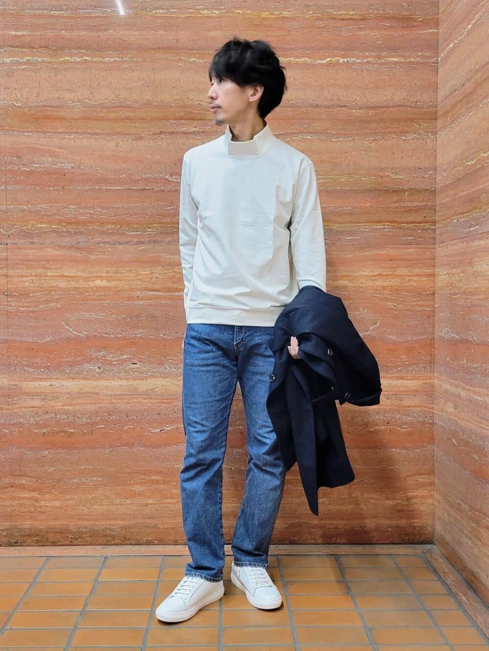 ブルー系のステンカラーコート、ホワイト系のTシャツ/カットソー、ブルー系のデニムパンツを着用したメンズの冬コーディネートの10枚目の写真