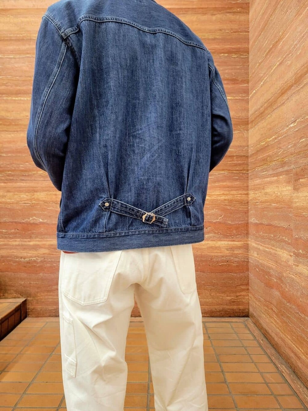 ブルー系のデニムジャケット、ホワイト系のTシャツ/カットソー、レッド系のTシャツ/カットソーを着用したメンズの春コーディネートの10枚目の写真