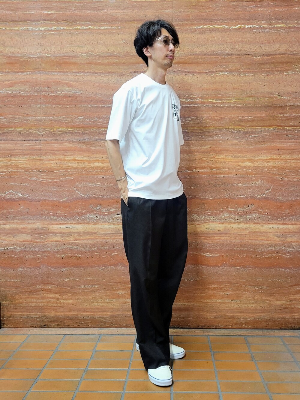 ホワイト系のTシャツ/カットソー、その他のサングラスを着用したメンズの夏コーディネートの7枚目の写真