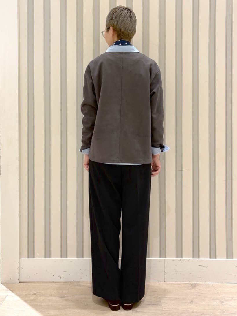 ブルー系のシャツ/ブラウス、グレー系のTシャツ/カットソー、ブラック系のその他パンツを着用したレディースの冬コーディネートの4枚目の写真