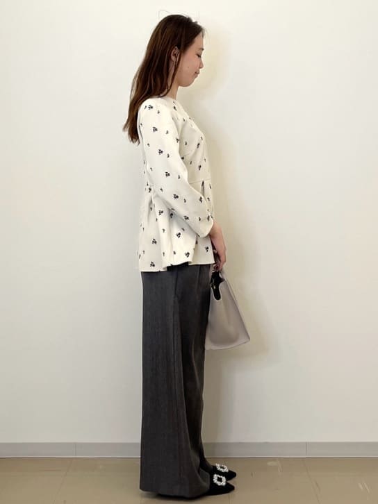 ベージュ系のシャツ/ブラウス、グレー系のその他パンツ、ベージュ系のショルダーバッグを着用したレディースの冬コーディネートの4枚目の写真