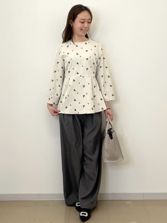ベージュ系のシャツ/ブラウス、グレー系のその他パンツ、ベージュ系のショルダーバッグを着用したレディースの冬コーディネートの3枚目の写真