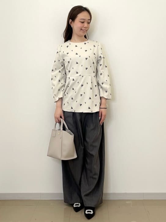 ベージュ系のシャツ/ブラウス、グレー系のその他パンツ、ベージュ系のショルダーバッグを着用したレディースの冬コーディネートの2枚目の写真