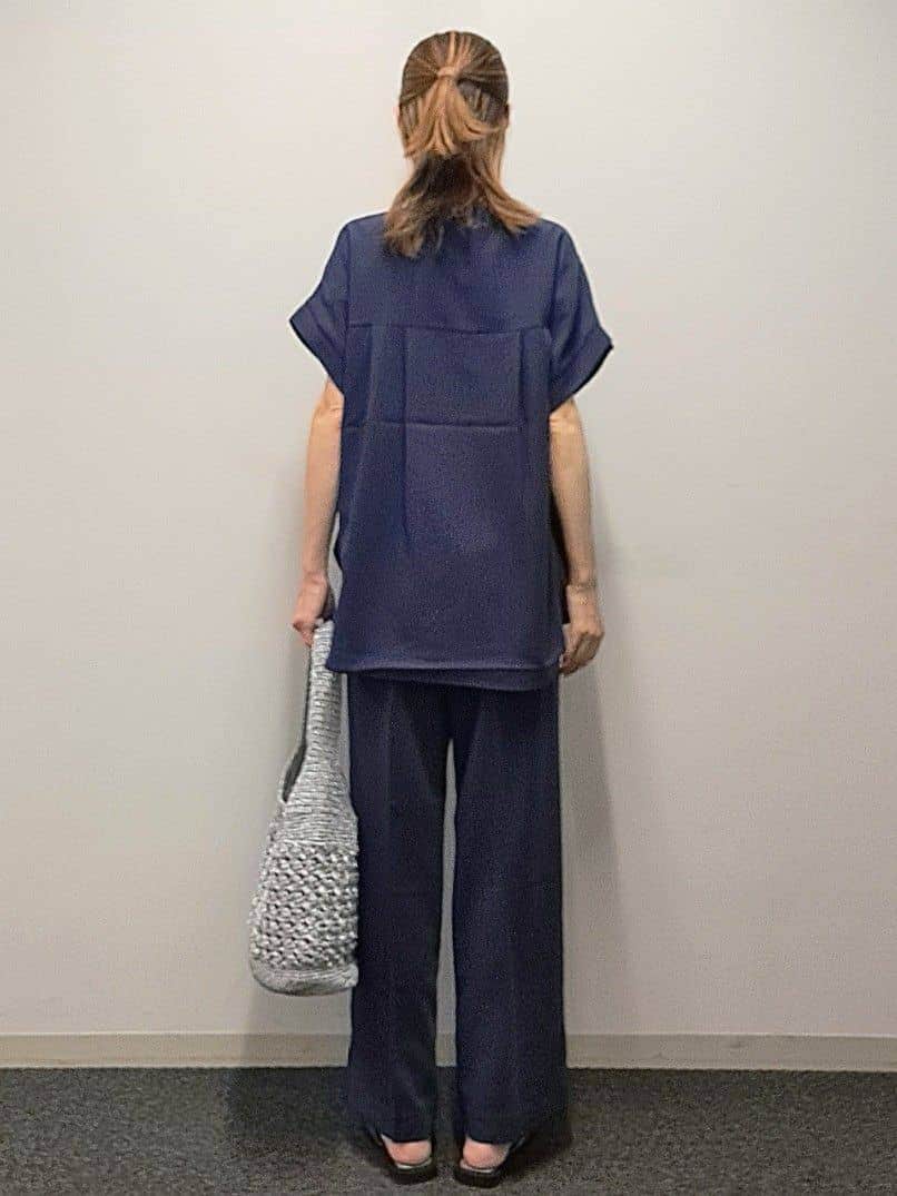 ブルー系のシャツ/ブラウス、ブルー系のその他パンツ、シルバー系のショルダーバッグを着用したレディースの春コーディネートの4枚目の写真