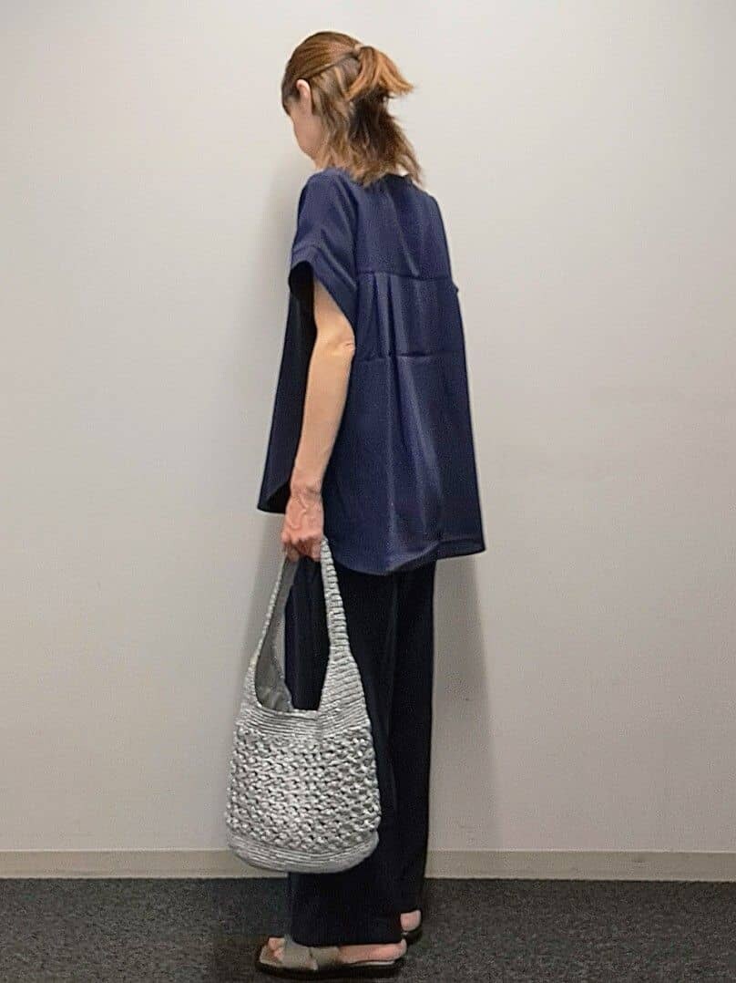 ブルー系のシャツ/ブラウス、ブルー系のその他パンツ、シルバー系のショルダーバッグを着用したレディースの春コーディネートの3枚目の写真