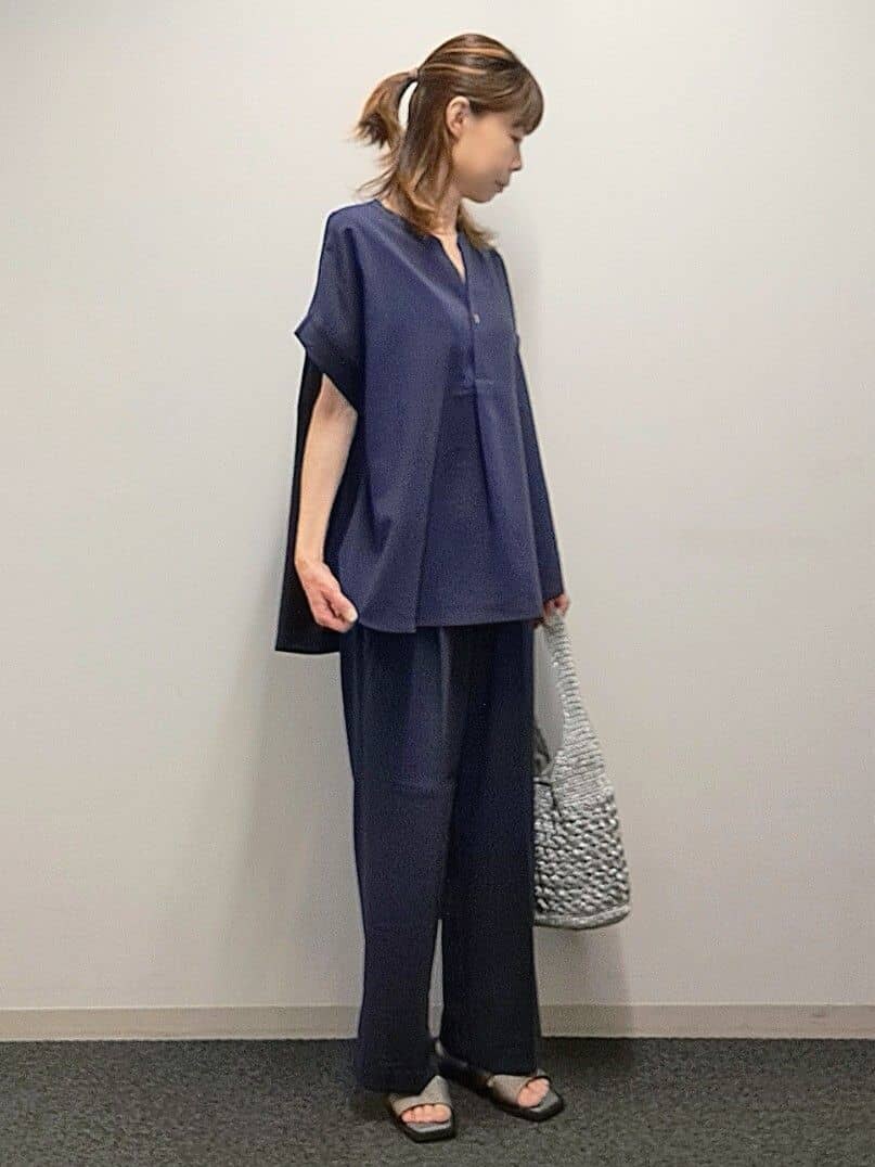 ブルー系のシャツ/ブラウス、ブルー系のその他パンツ、シルバー系のショルダーバッグを着用したレディースの春コーディネートの2枚目の写真