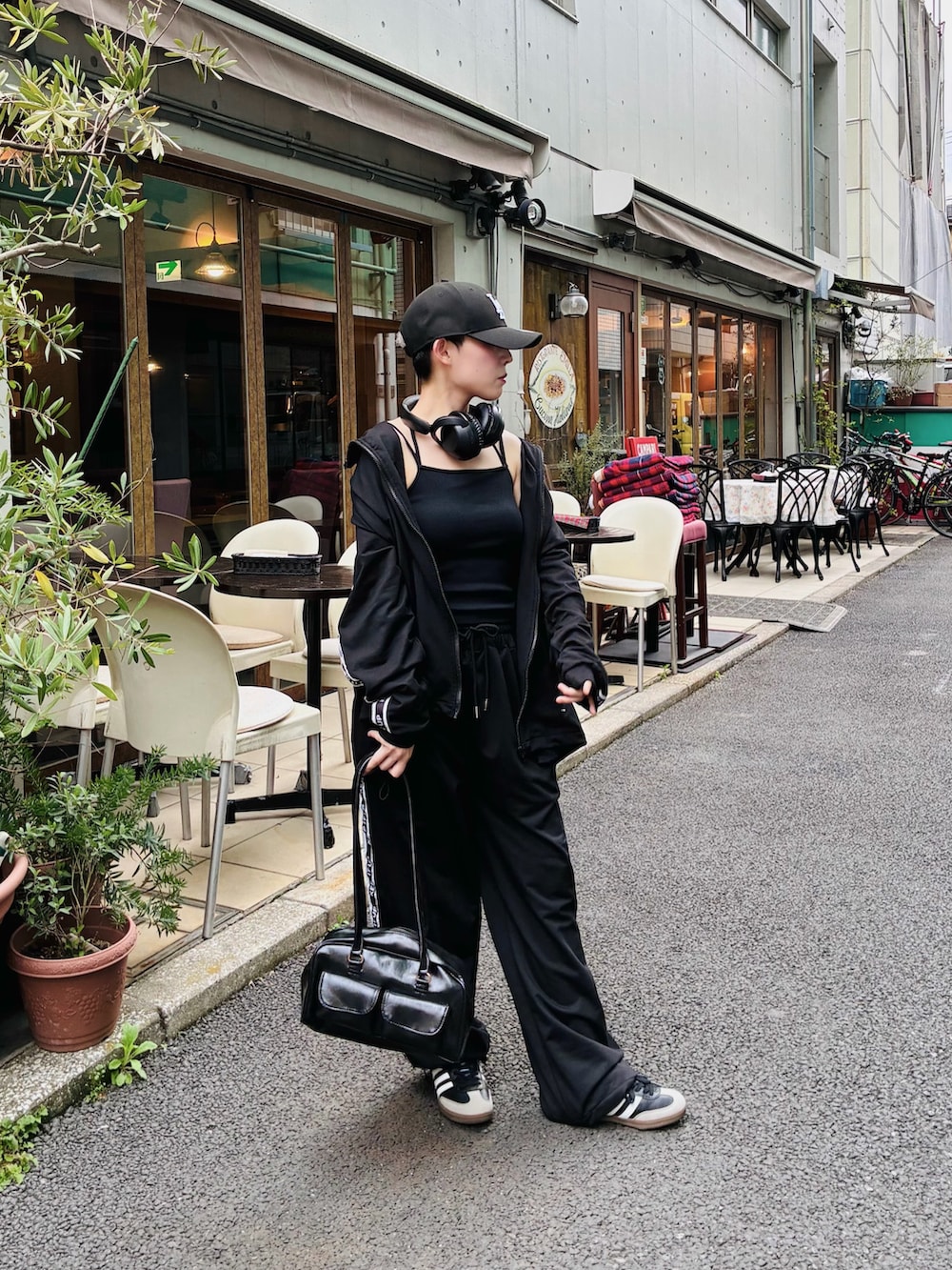 ブラック系のジャージ、ブラック系のボストンバッグを着用したレディースの春コーディネートの2枚目の写真